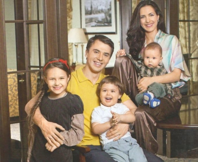 Игорь и Екатерина с детьми, Матвей на руках у Игоря