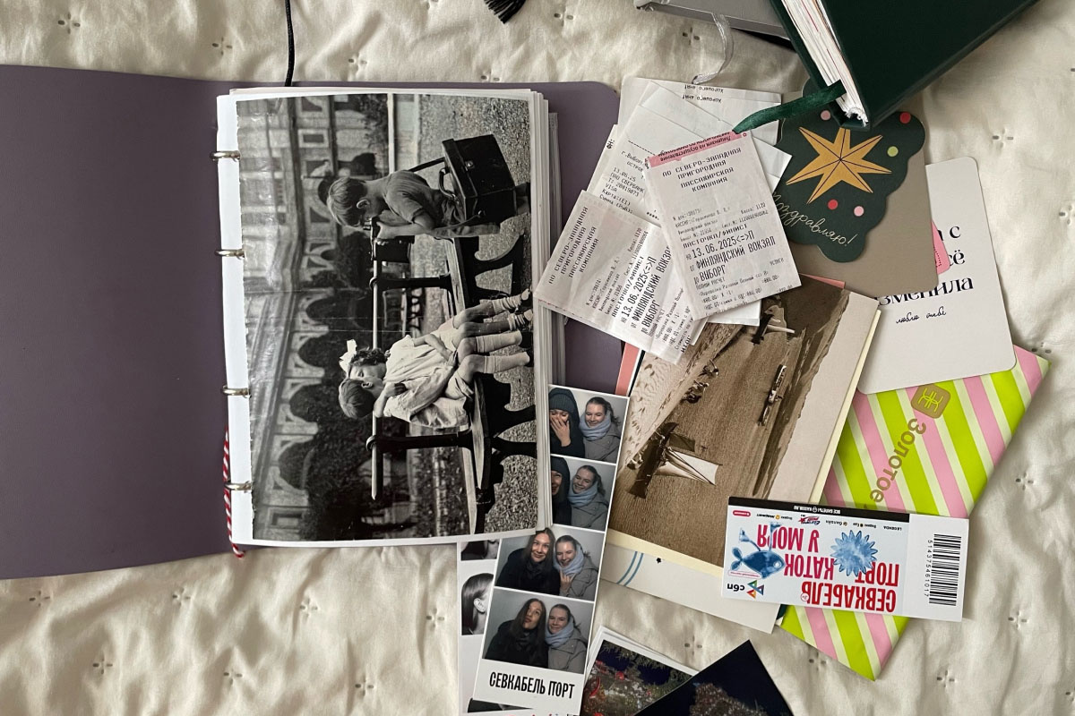 Свой блокнот я всегда заполняю фотографиями, зарисовками, билетами, чеками, афишами, открытками и прочими свидетельствами того, что со мной происходило. Источник: личный архив Ксении Чеглаковой📷
