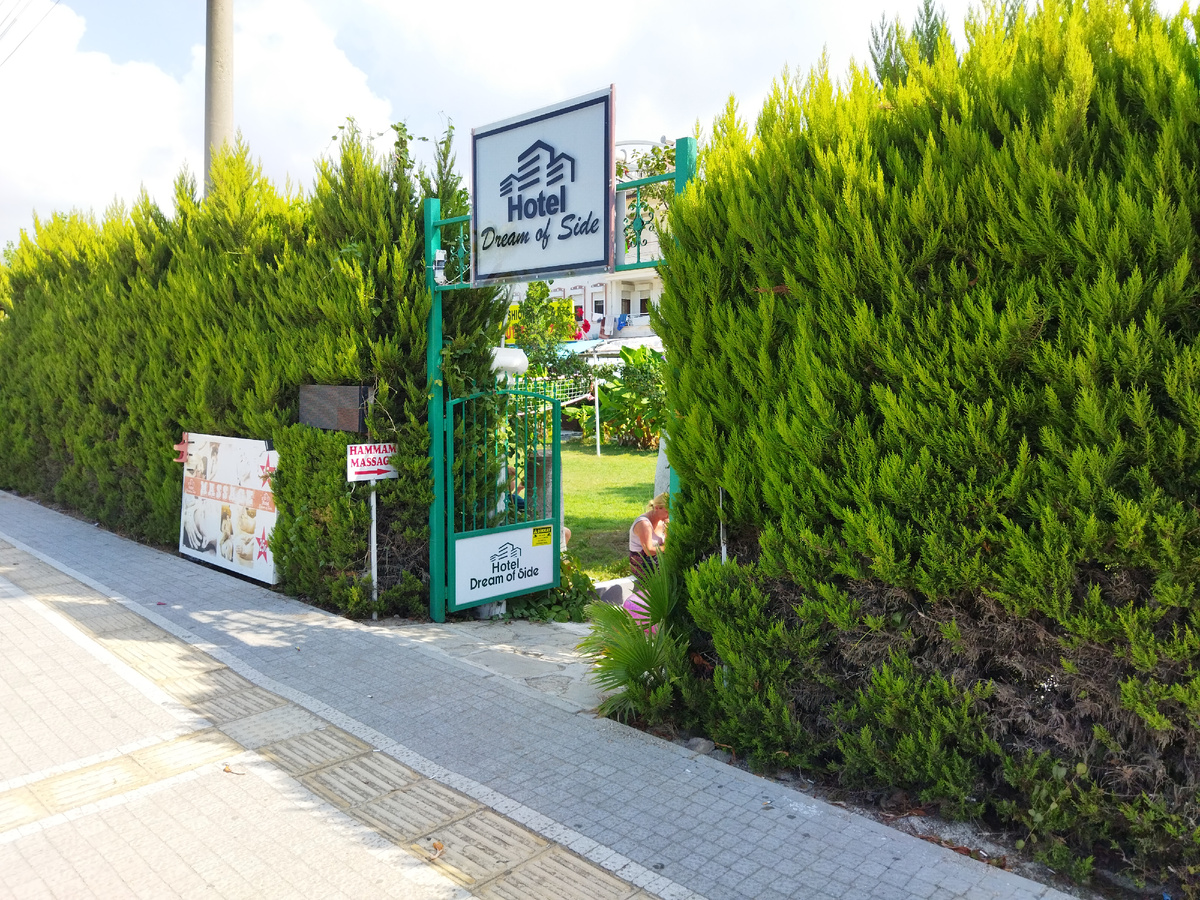 Фотография. Вход в отель Dream of Side с улицы. 