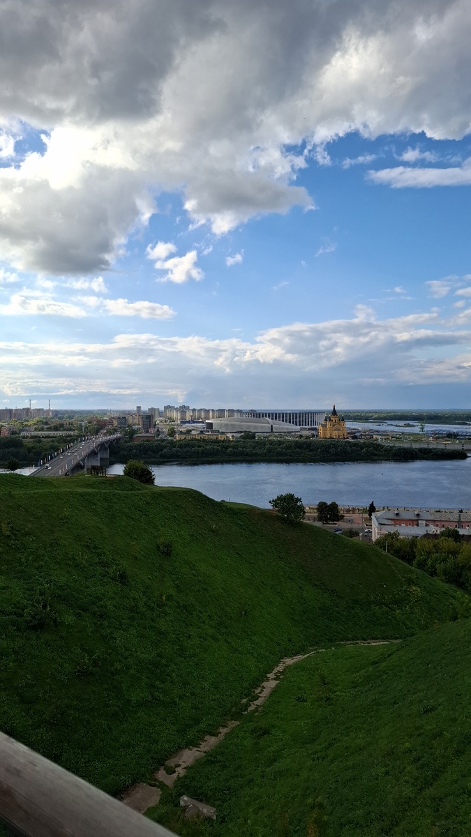 Вид с набережной Федоровского на Стрелку и собор Александра Невского 