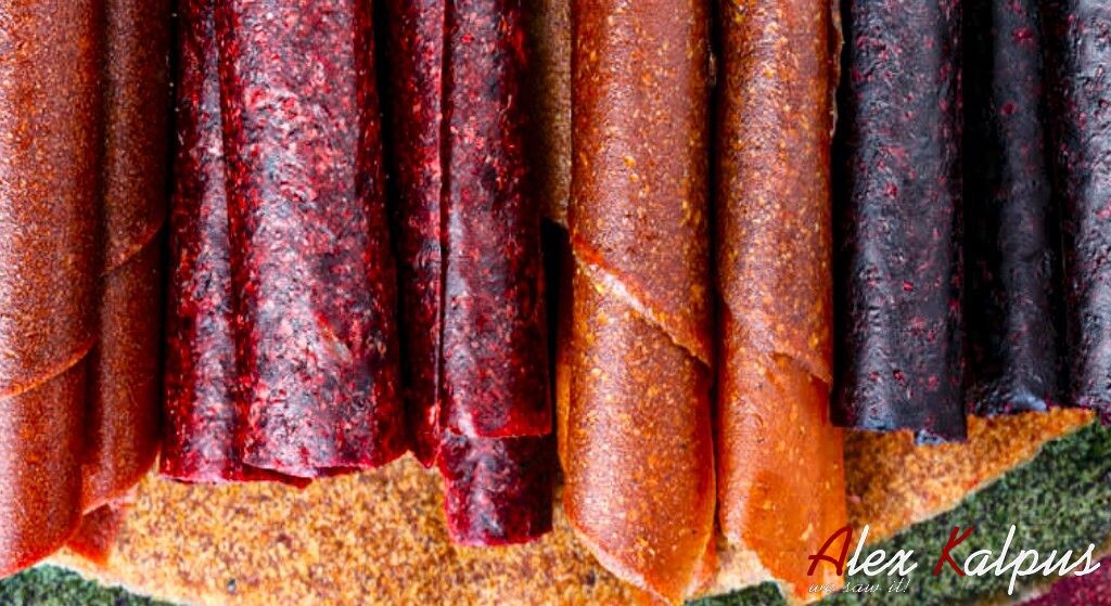 Наиболее ценным считается тклапи из дикой сливы ткемали, обладающий ярким кислым вкусом и богатым витаминным составом. Такой продукт мог храниться до трёх лет без потери вкусовых качеств, что делало его важным резервом на зиму!