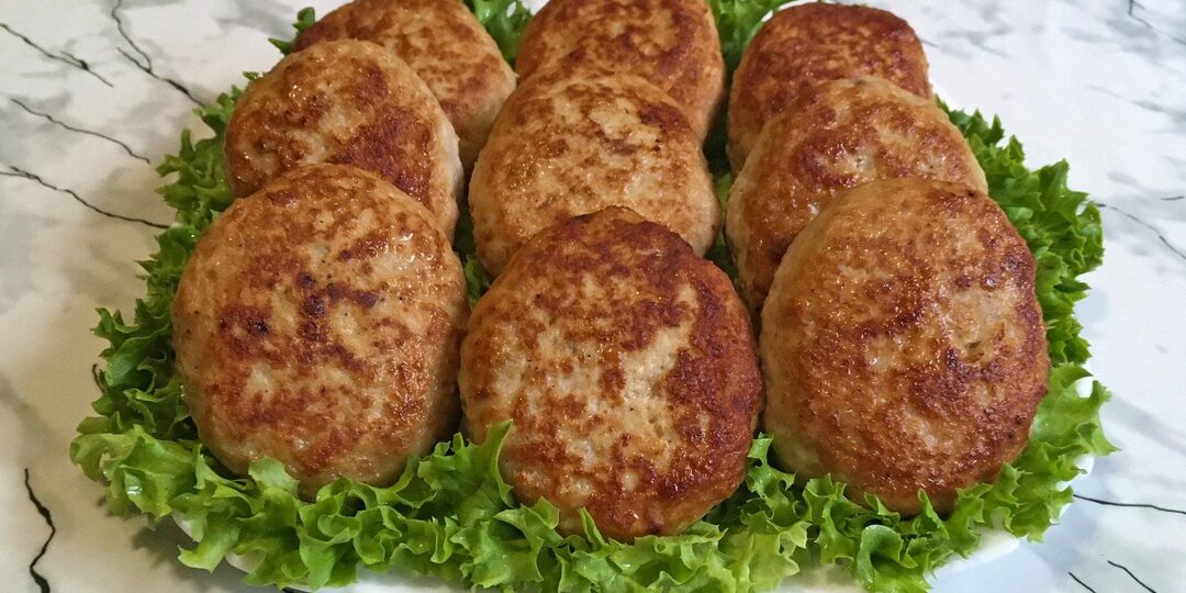 Домашние котлеты из куриного фарша без хлеба — вкусно, полезно и просто.
