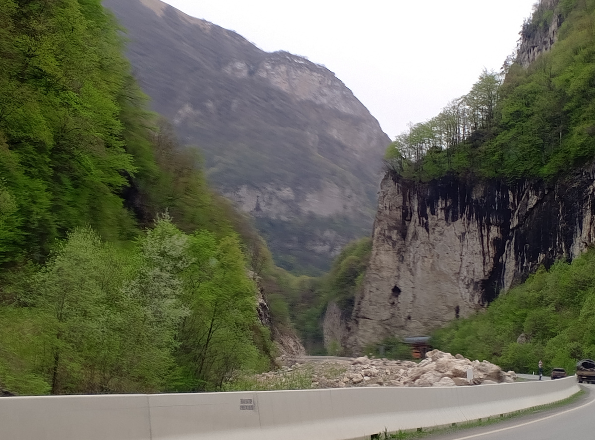 Дорога по ущелью. Фото авторов