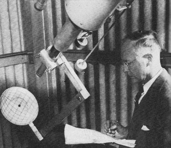 Джон Нельсон за работой. Фото из журнала Popular Electronics 1953 год