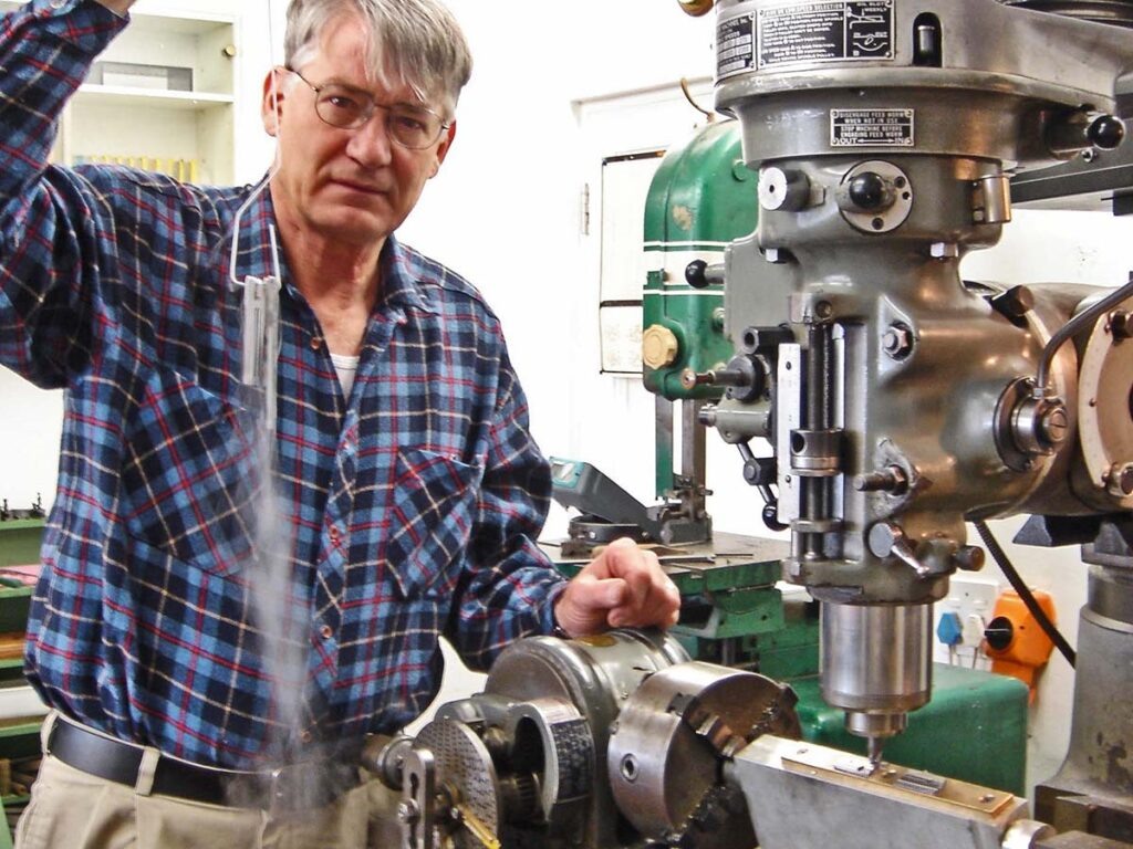 При выборе инструментов важно учитывать их долговечность. Качественные инструменты служат долго, в то время как дешевые быстро выходят из строя. Фрезерный станок Bridgeport от южноафриканского производителя ножей Дес Хорн — отличный пример долговечного и надежного инструмента.