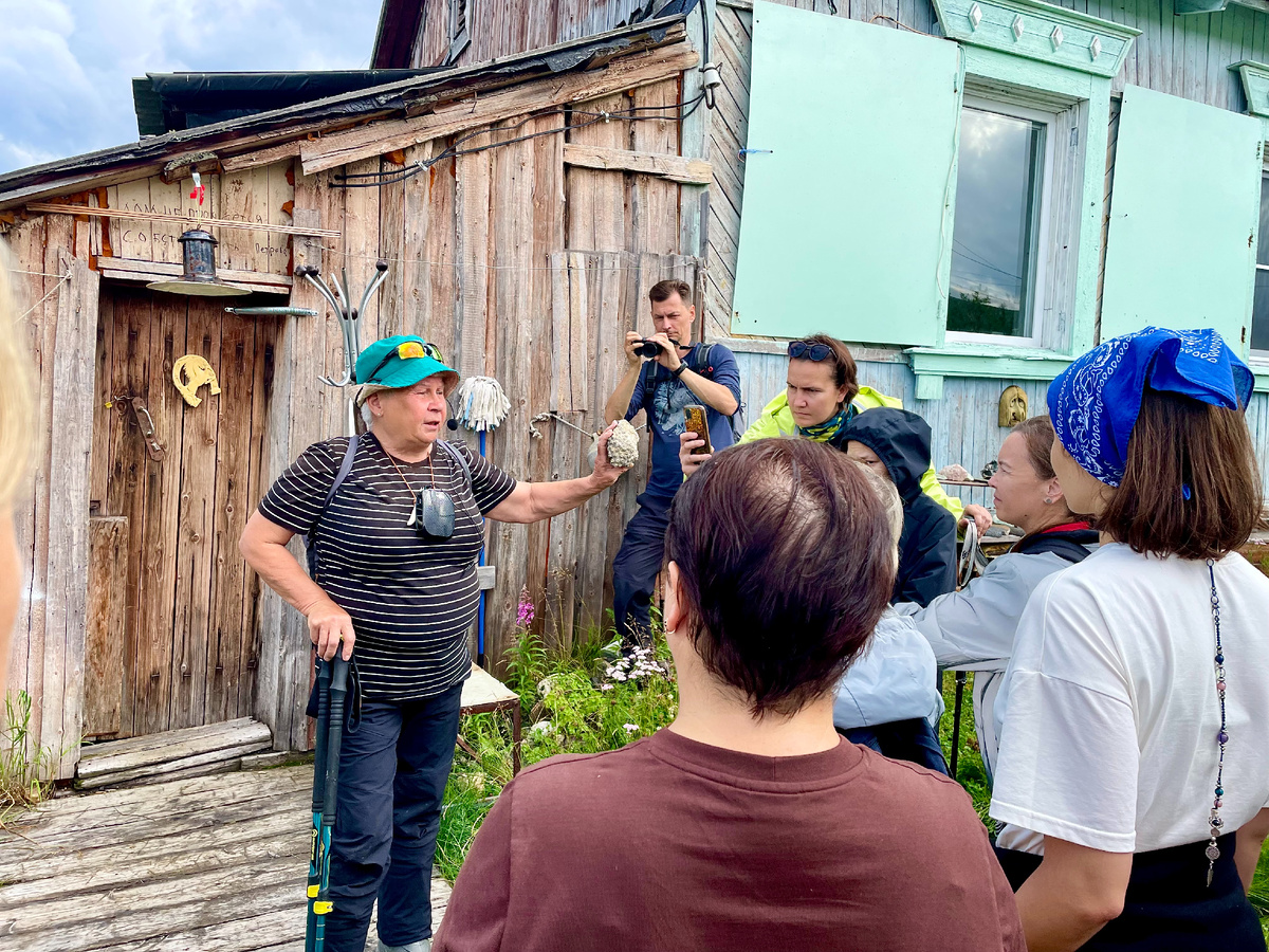 Ирина Владимировна показывает окаменевший коралл.