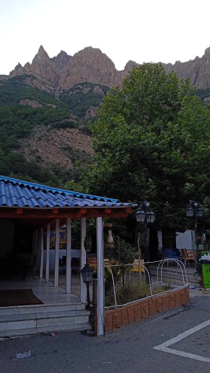 Остановка на заправке. Дорога идёт вдоль гор