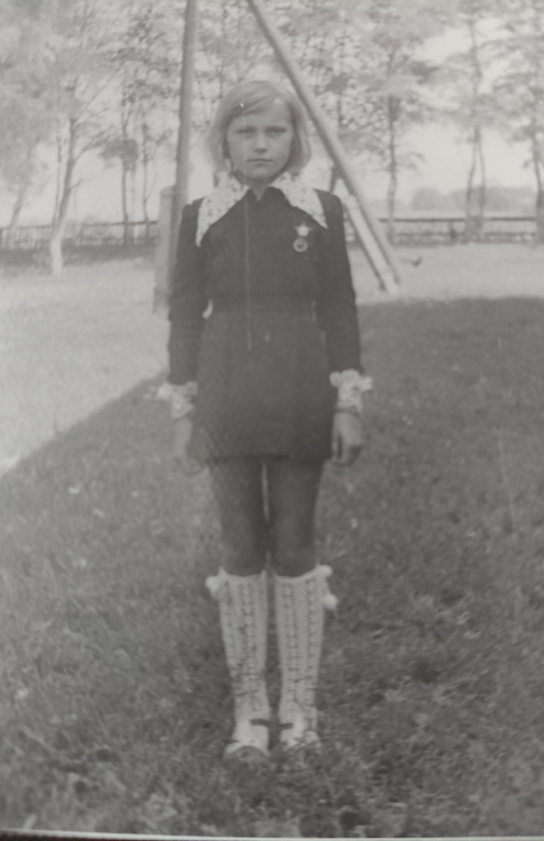 Какой воротник! А какие манжеты! Мама вечно мудрила с ними). Даже нарукавники были, чтобы рукава на локтях не протирались!