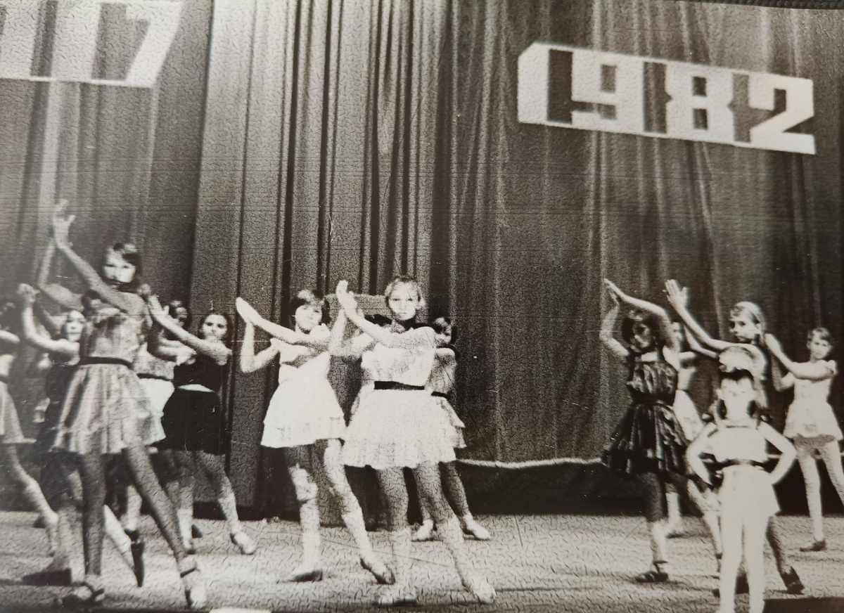 Это уже в старших классах и не в том хуторе. Я - крайняя в первом левом ряду.