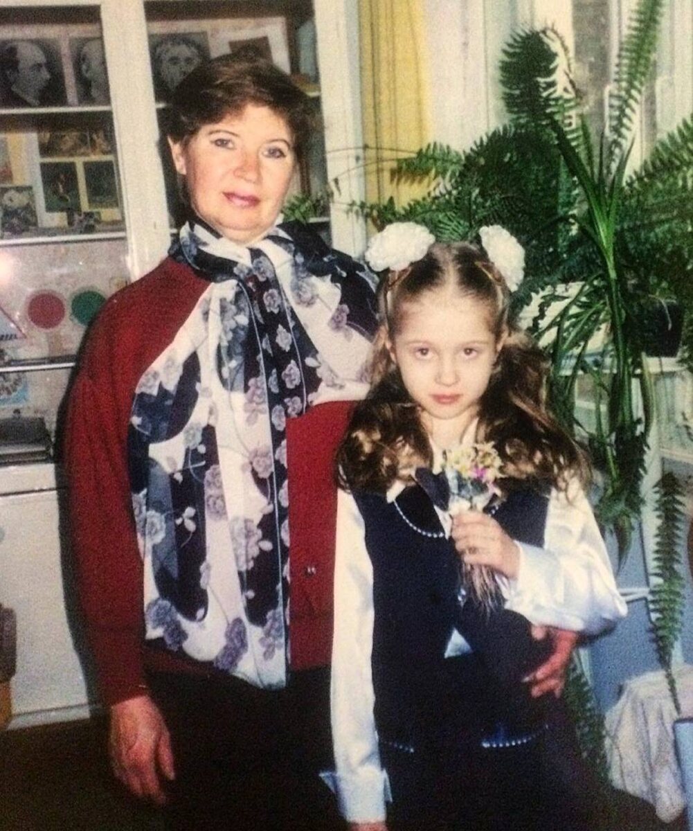    "Маленькая Олеся Иванченко с бабушкой. Фото: Instagram*"