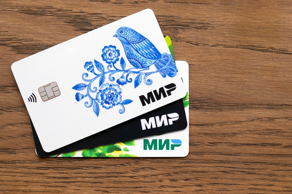 Melena-Nsk / Shutterstock / FOTODOM📷С 1 июля 2021 года зачисление пенсий через банки возможно только на карты платежной системы «Мир»