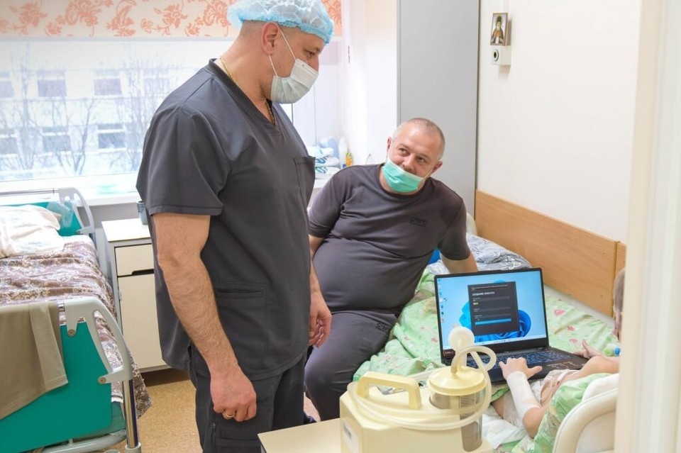    Валентин с отцом в палате больницы. Фото: пресс-службы РДКБ.