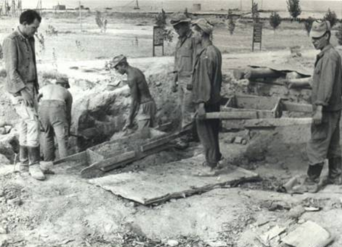 Строительные работы советских пограничников на территории гарнизона "Рустак".Республика Афганистан, 1988 год