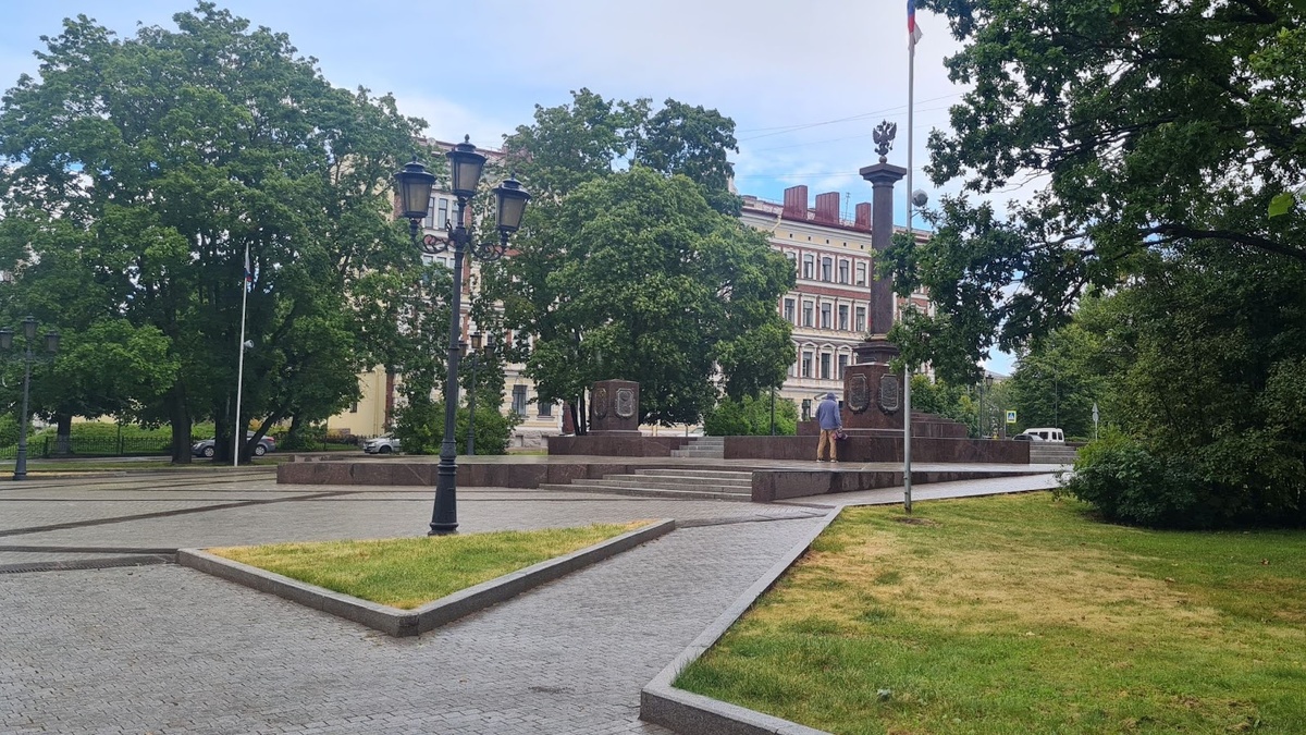 Стела «Город воинской славы». Открыт 9 мая 2011 года на площади Выборгских Полков. Фото из личного архива