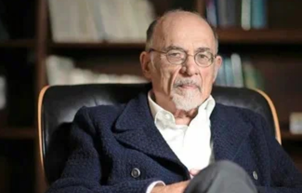 Ирвин Дэвид Ялом — американский психиатр и психотерапевт, доктор медицины, профессор психиатрии Стэнфордского университета. Также известен как автор научно-популярной и художественной литературы про различные психотерапевтические истории.