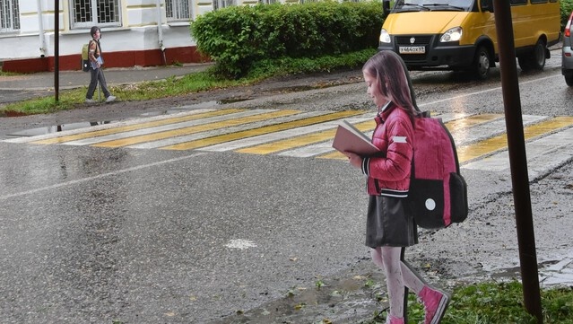 В Тверской области поставили ростовые манекены школьников на дорожных перехода