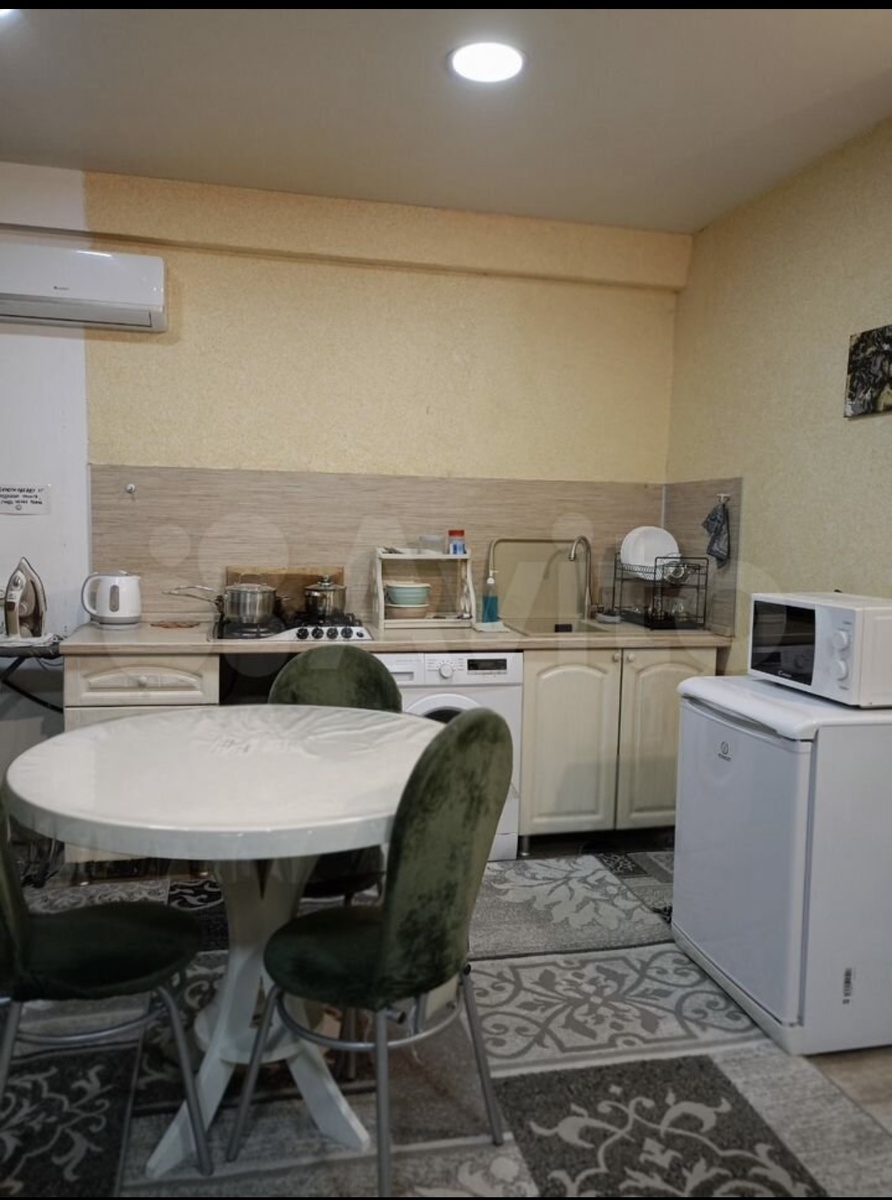 Тоже приятная и вся в коврах😅