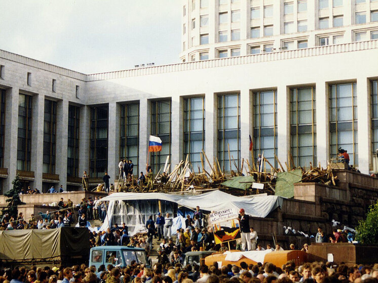     Путч в августе 1991 года, Москва — ожидание контратаки у Белого дома. / ru.wikipedia.org