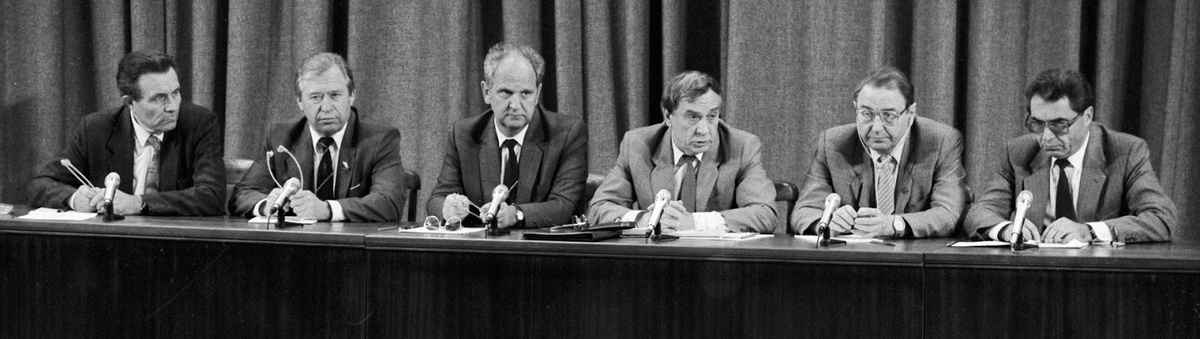 На пресс-конференции (слева-направо): А.Тизяков, В.Стародубцев, Б.Пуго, Г.Янаев, О.Бакланов, В.Павлов