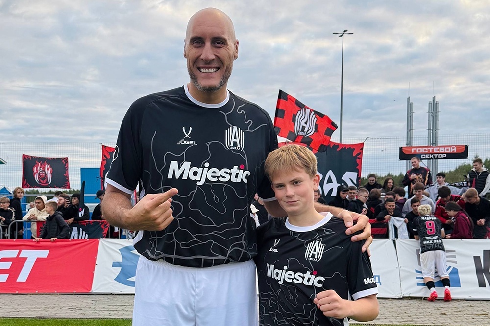    Экс-баскетболисту и теперь футболисту Павлу Подкользину уже 40 лет, Васе Гончарову - только 14. / Официальный Telegram-канал FONBET Кубка России