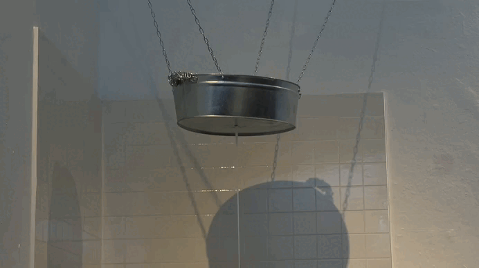 Перформанс Каролины Росляк «Отмыться от...»  на открытии выставки «Этого мало, этого слишком, этого достаточно