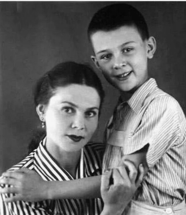 Муслим Магомаев с мамой Айшет.