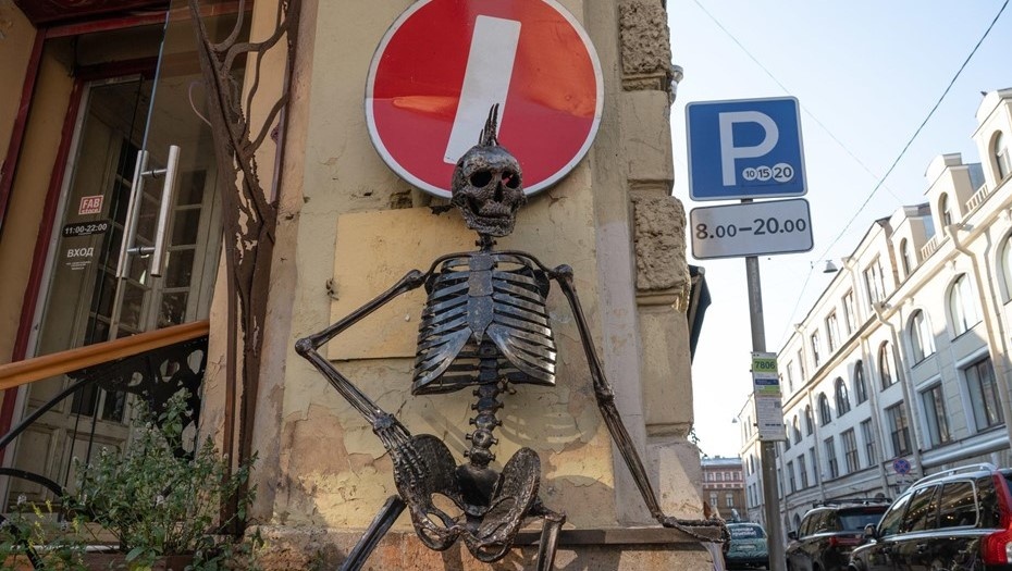    Фасад дома у входа в бар украшен металлической скульптурой человеческого скелета. Автор фото: Тихонов Михаил