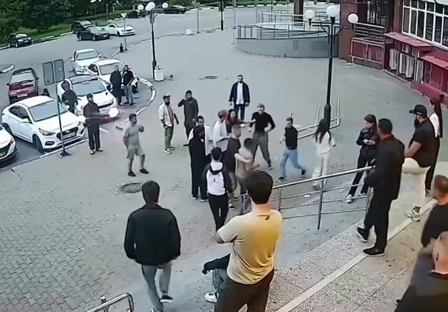 Тут все и произошло. Напали толпой. Скриншот видео: тг-канал «Readovka».
