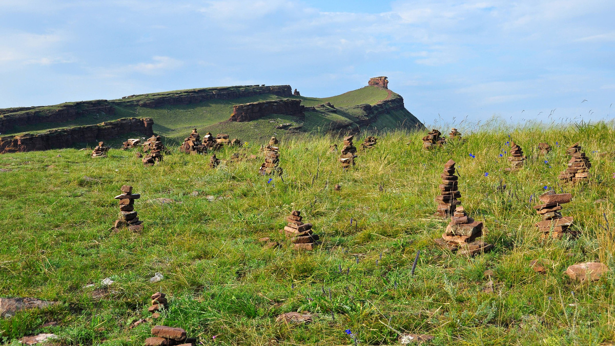 Пирамидки туристов. Фотография из свободного доступа.