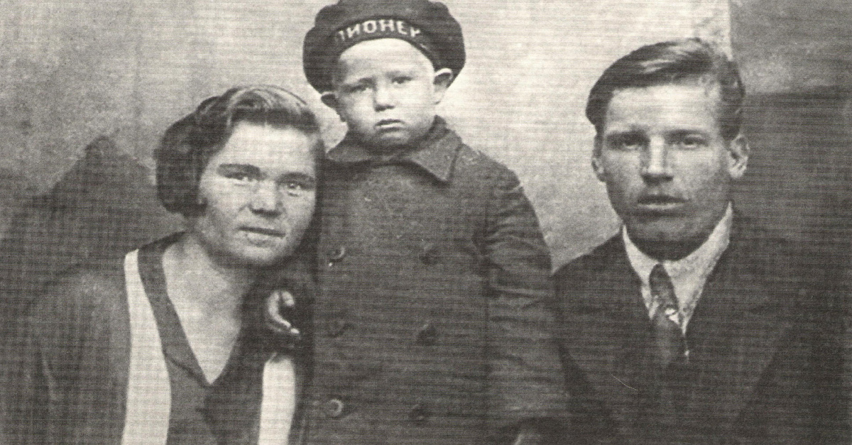 Первый снимок в его жизни. В кемеровское фотоателье Лёньку, как Алексея Леонова называли в семье, привели сестра Шура и её муж Антон