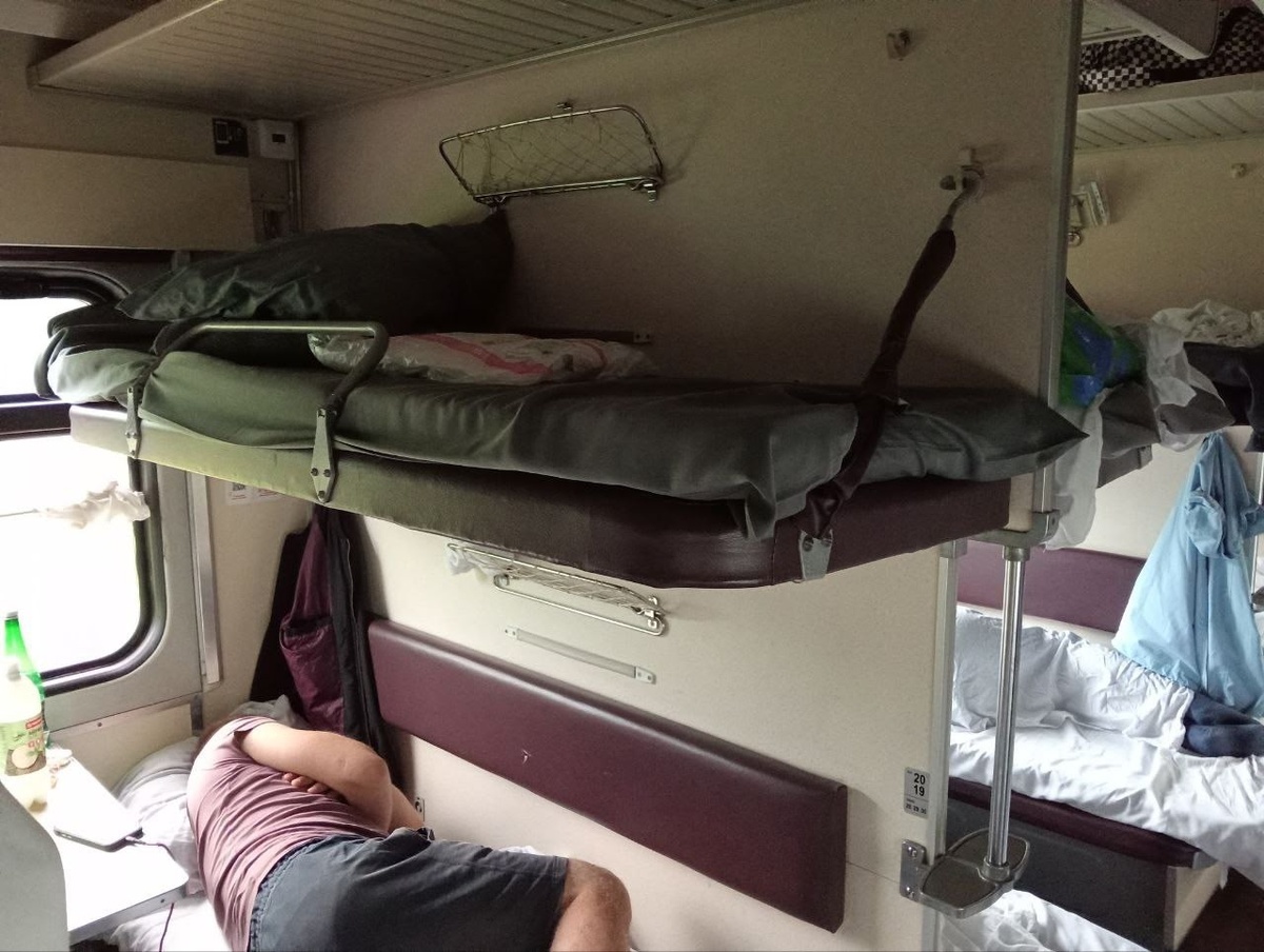    "Подвинься, я проголодалась!" - вот как наглеют пассажиры с верхних полок