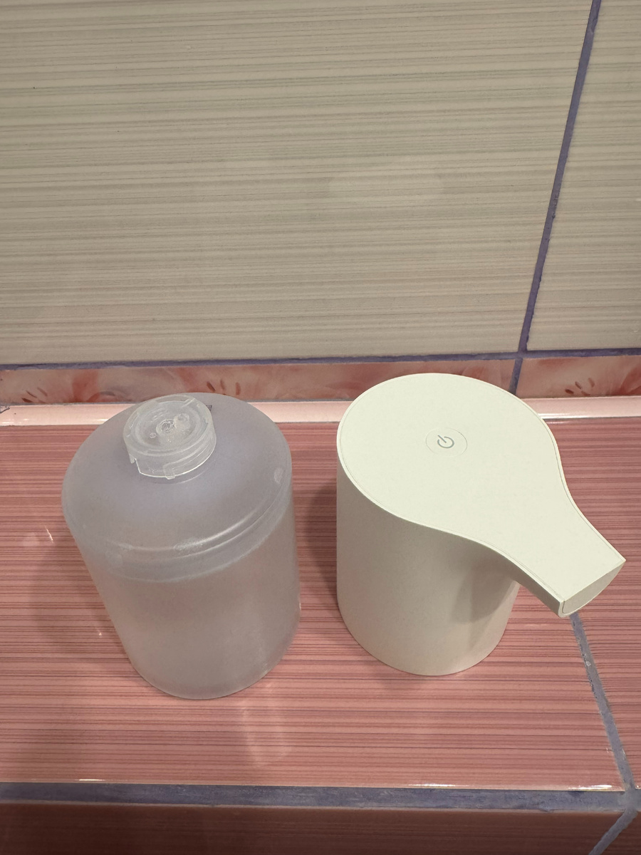 В моём случае комплектация с заряжаемым аккумулятором через разъём Type-C