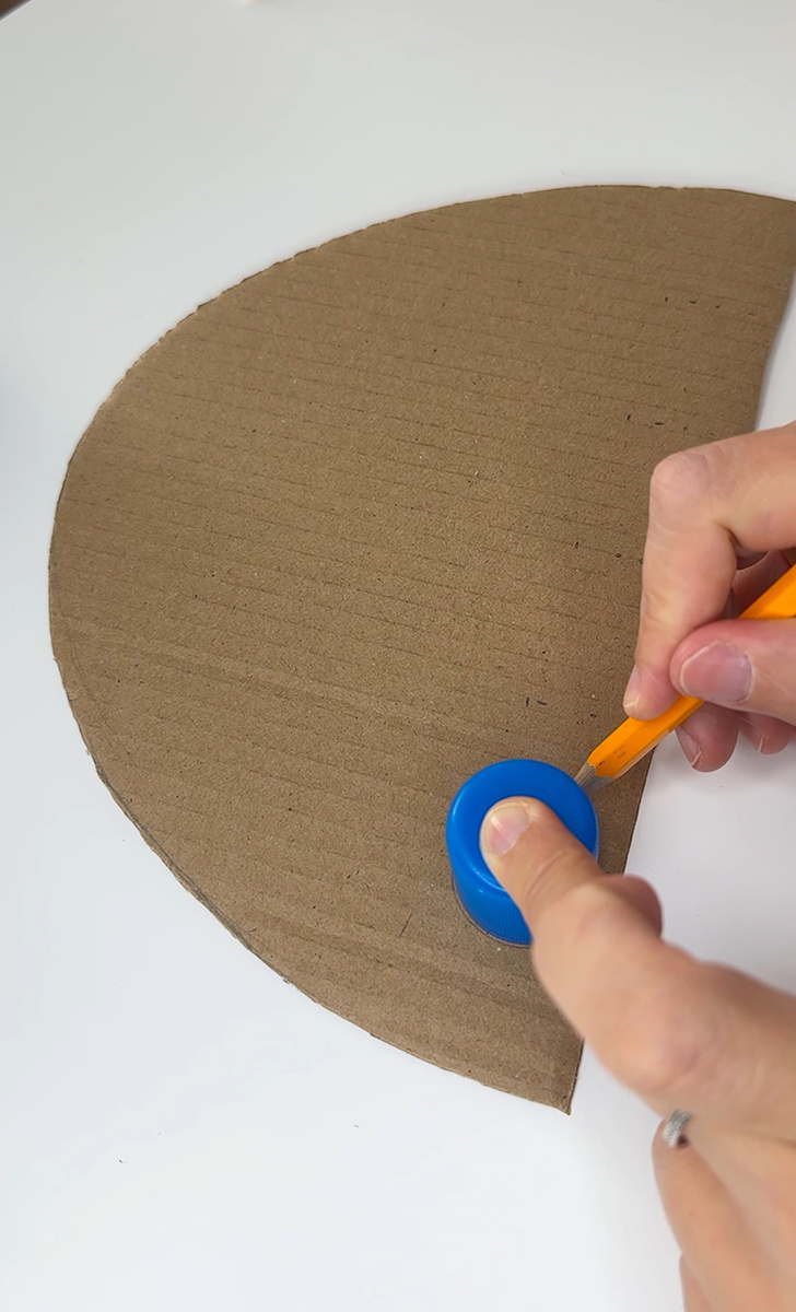 Из картона вырезаем полукруг и снизу рисуем 5 кругов 