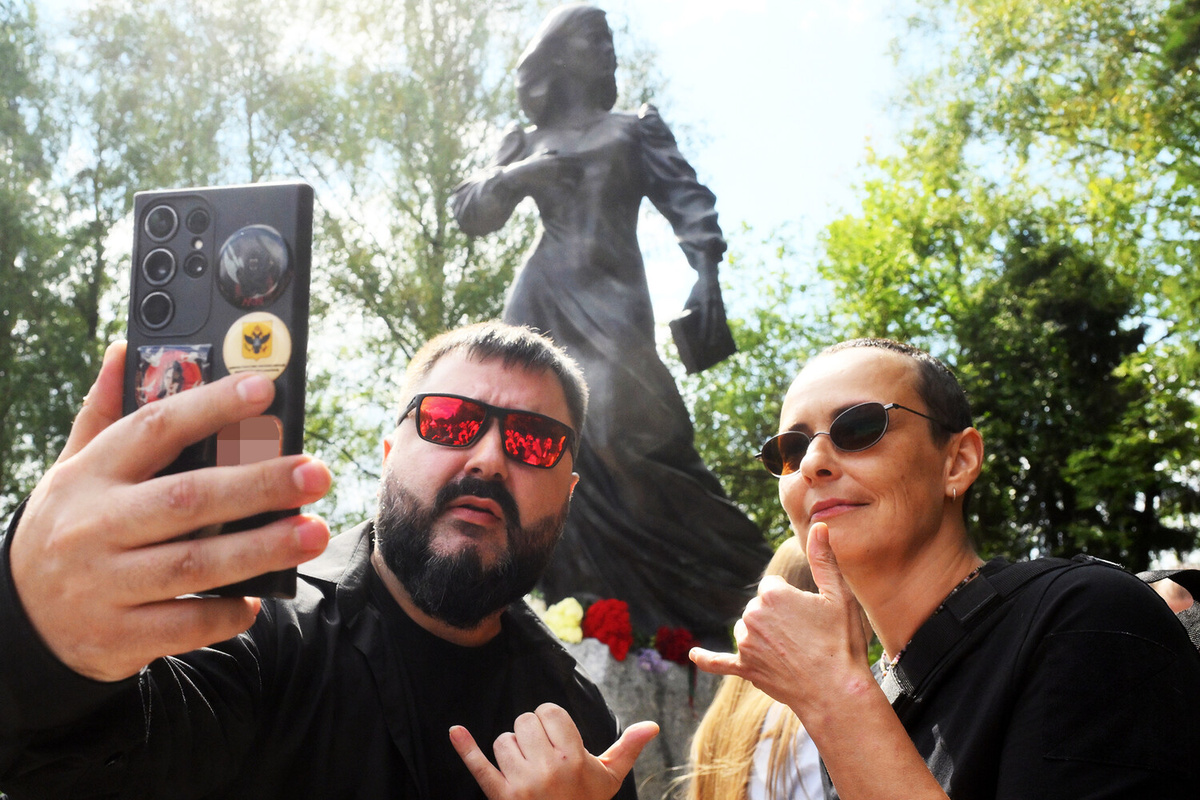 Певица Юлия Чичерина и певец, блогер Аким Апачев на открытии памятника журналистке и политологу Дарье Дугиной в парке "Захарово" в Московской области, 20 августа 2025 года ©Илья Питалев/РИА Новости  📷