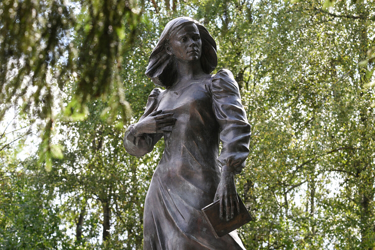 Открытие памятника журналистке и политологу Дарье Дугиной в парке "Захарово" в Московской области, 20 августа 2025 года ©Илья Питалев/РИА Новости  📷