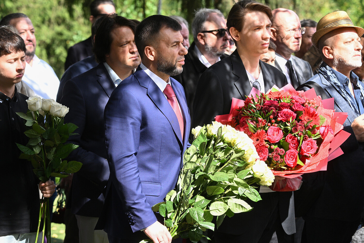 Глава ДНР Денис Пушилин (на первом плане) на церемонии открытия памятника журналистке и политологу Дарье Дугиной в парке "Захарово" в Московской области, 20 августа 2025 года ©Илья Питалев/РИА Новости  📷