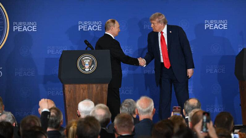 Подошел к главному решателю проблем на саммите