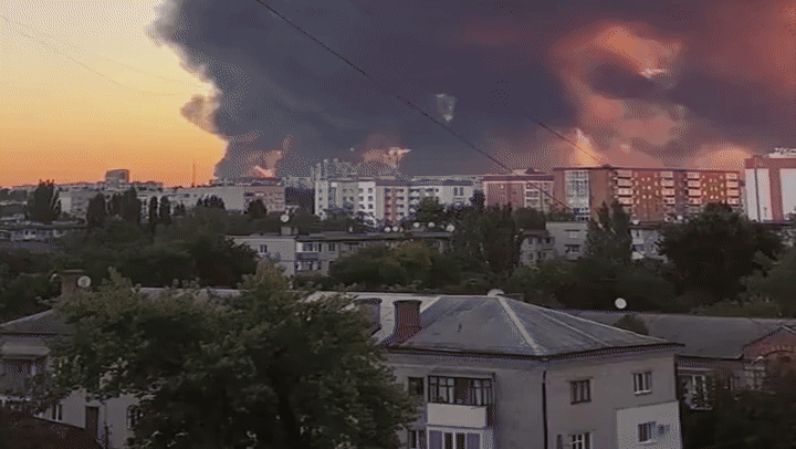 Апокалиптический пейзаж на утро 19 августа после массированного удара по Кременчугскому НПЗ. Источник: ТГ-канал "Военная Хроника"