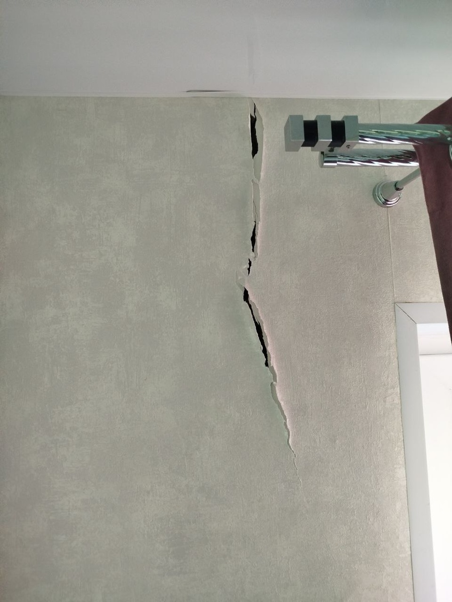 Появились трещины на стене дома, что делать?