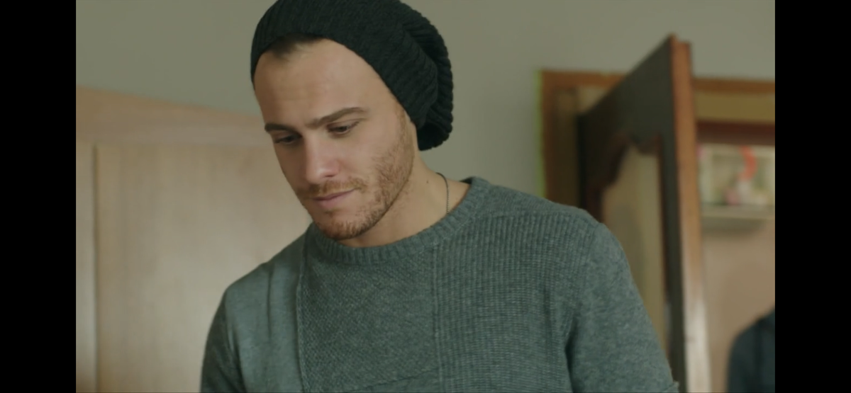 Стоп кадр из сериала «Этот город последует за тобой». Али