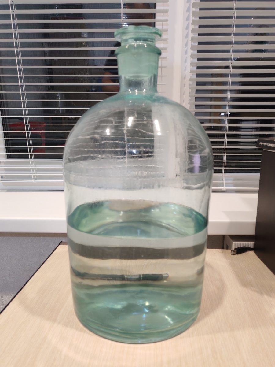 У меня самогон стоит 2-3 недели в большом бутыле, прежде чем я перехожу к дегустации.