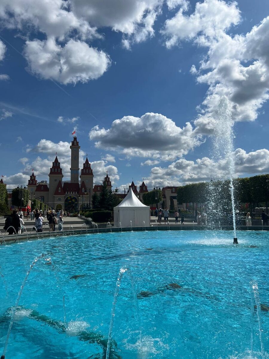 Вид на парк развлечений "Остров Мечты" от центрального входа. Фото из личного архива автора.