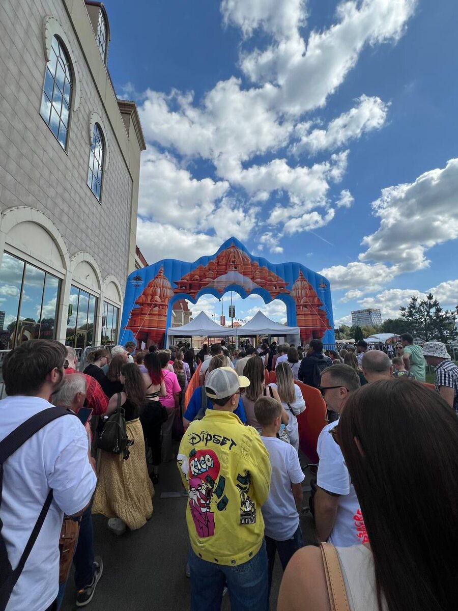 Очередь на вход и досмотр вещей в ландшафтный парк "Остров Мечты", празднование "Дня Индии" в Москве 16.08.2025. Фото из личного архива автора.