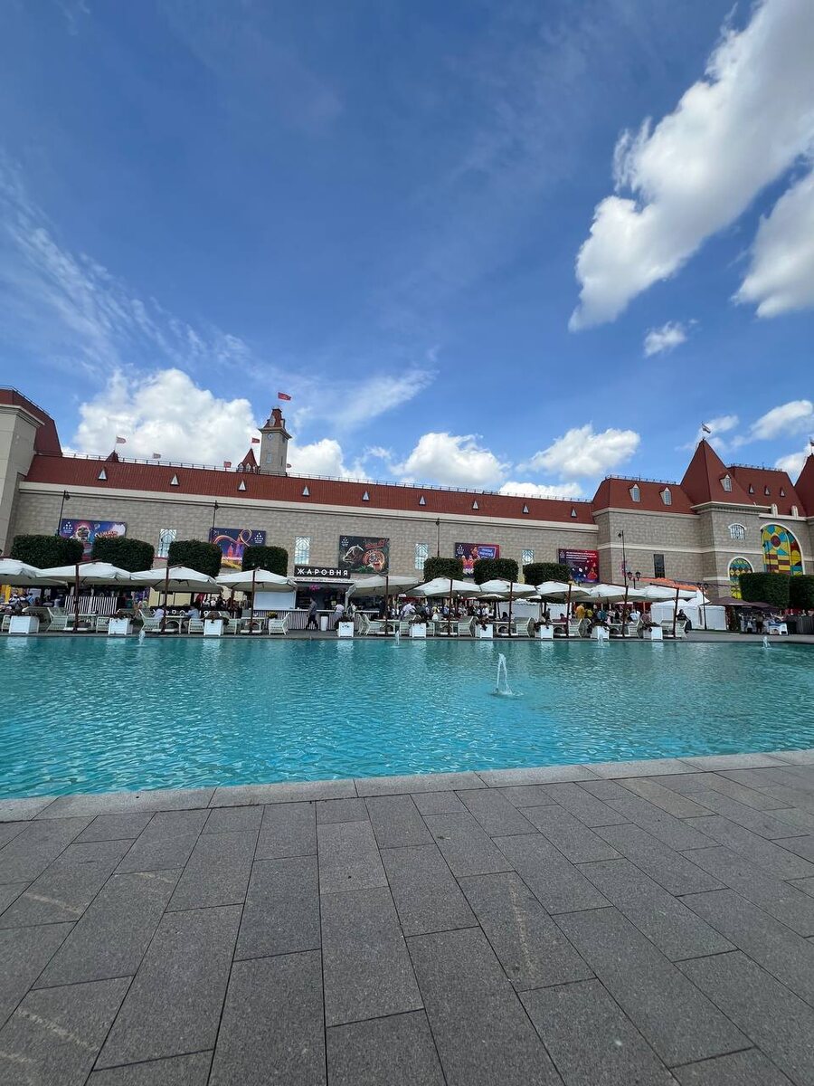 Зона  отдыха у бассейна, вид на рестораны, в ландшафтном парке  "Остров Мечты", празднование "Дня Индии" в Москве 16.08.2025. Фото из личного архива автора.
