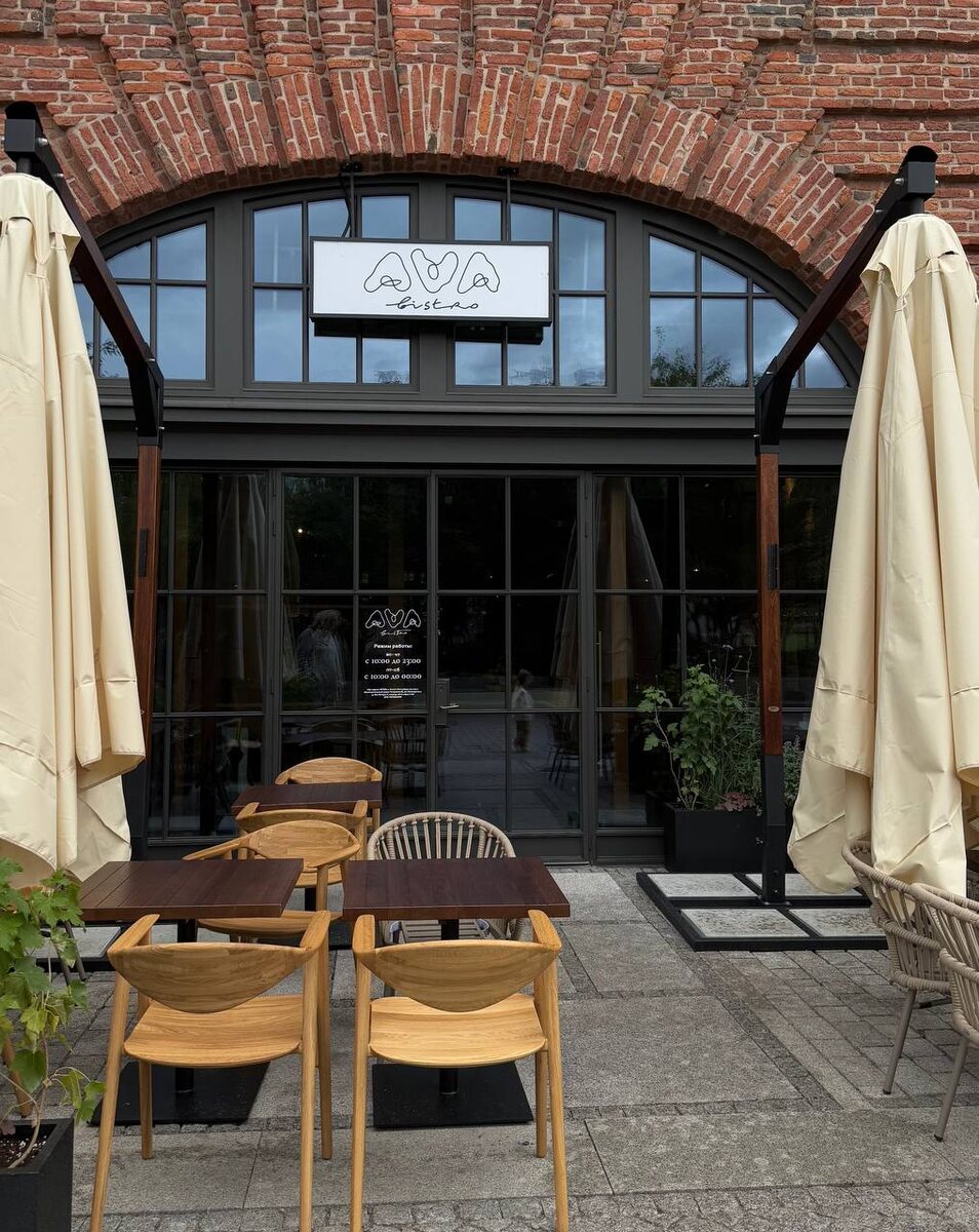 Терраса и главный вход (единственный)