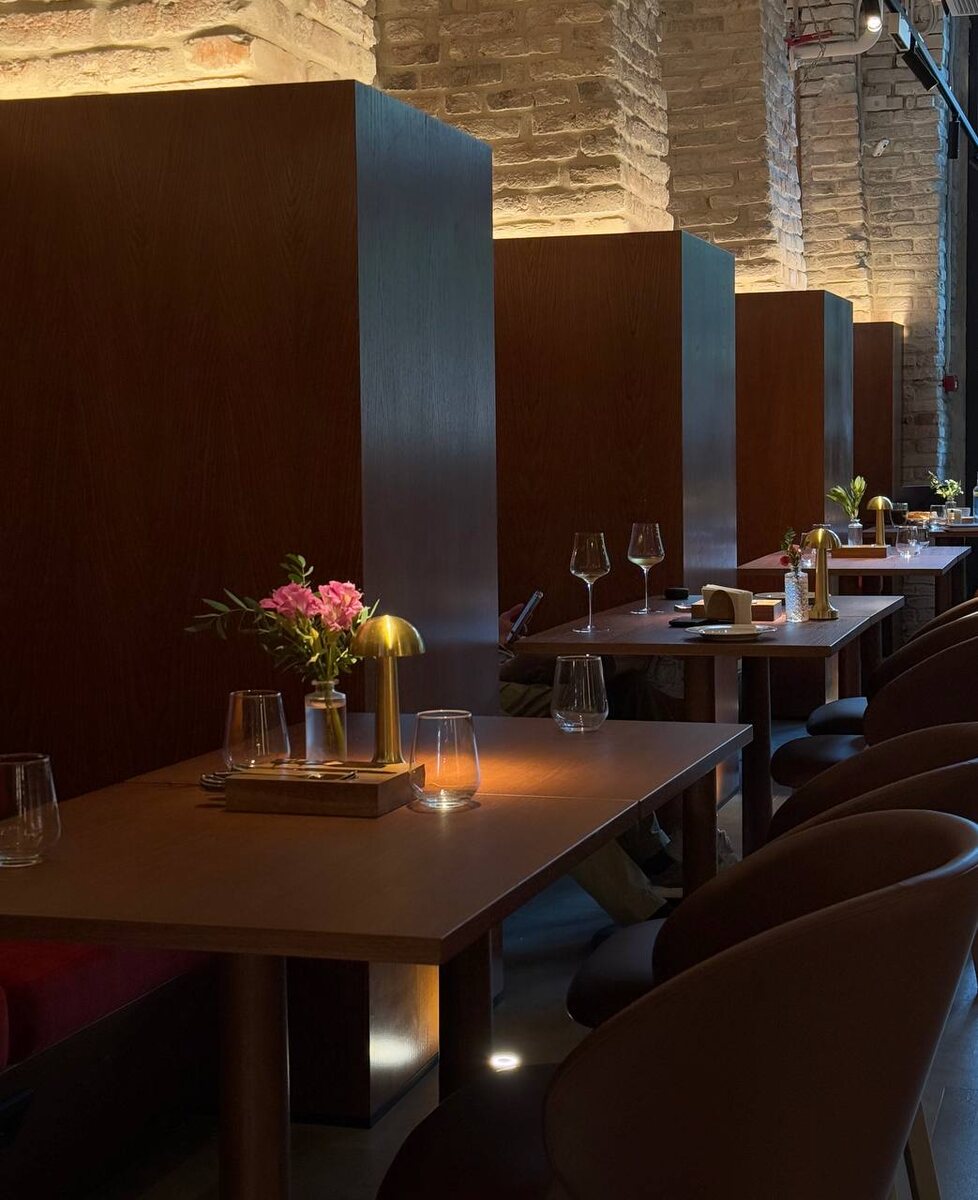 Пример части интерьера. Еще фото - листайте в сторону