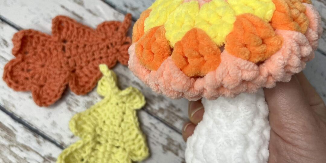 Вяжем популярный гриб крючком.