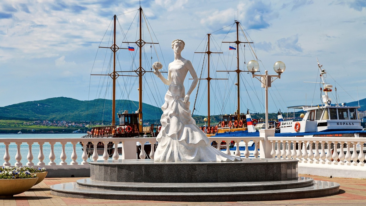 Белая невеста - самый известный памытник Геленджика.