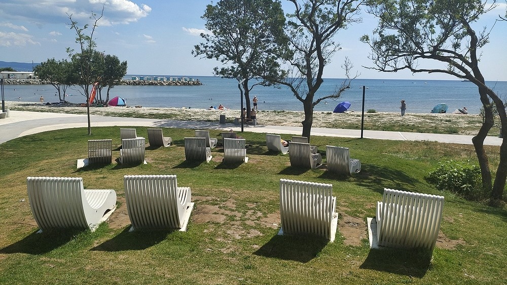 Чудный вид на открытое море и бесплатные лежаки