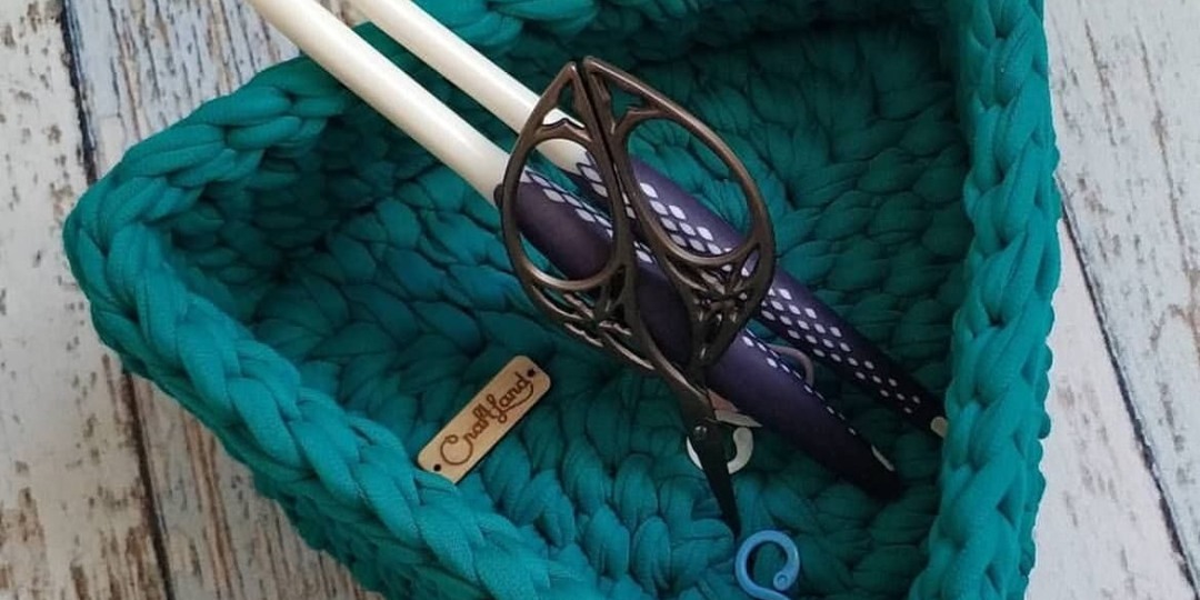 Треугольная корзина для угловых полок. Описание вязания.